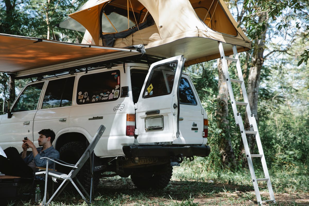 Wohnmobil mit ausgefahrener Markise – South Camping