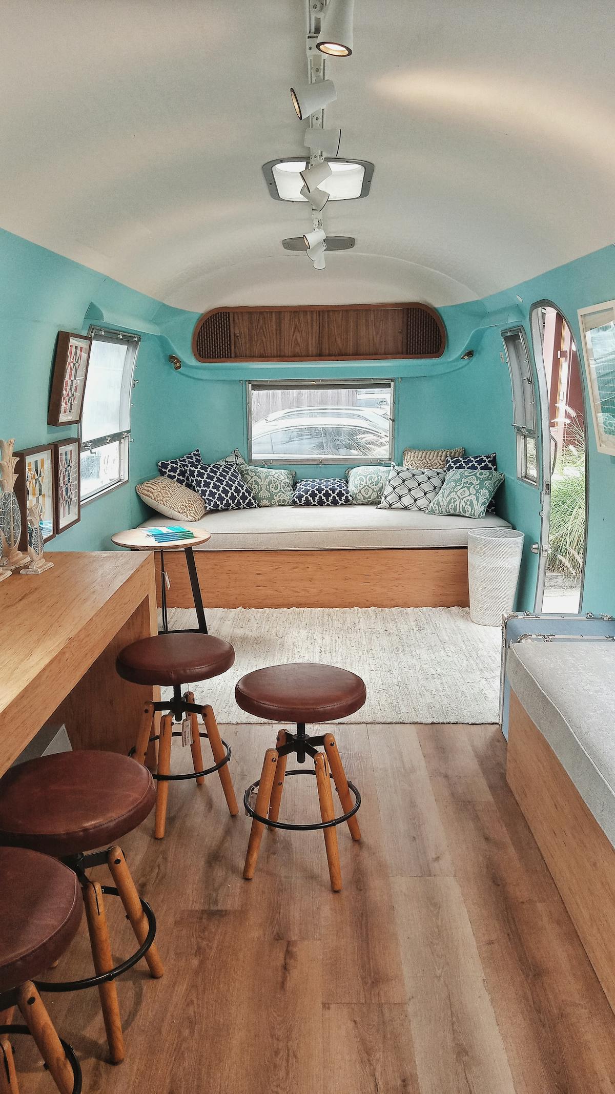 Wohnmobil-Innenausbau mit Holzmöbeln – South Camping