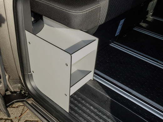 Schiebetürregal VW T5 / T6 / T6.1 mit Reimo-V3000-Bank und ohne Kunststoff-Innenverkleidung hinten rechts