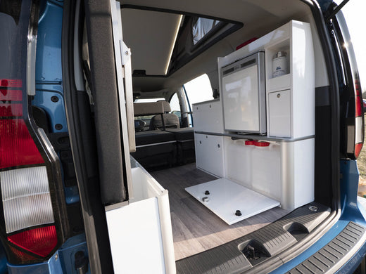 VW Caddy Maxi / Ford Connect Möbelzeile als Fertigteil Camp 2 - Hochglanz weiß