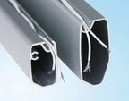 Mit doppelter Kederschiene zur Aufnahme von Sun-/Rainblockern, Tiedowns etc.