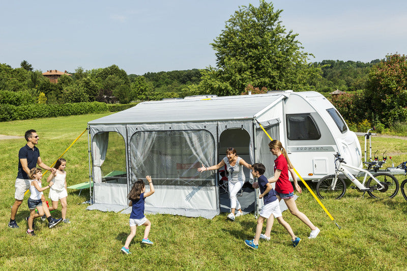 Caravanmarkise im Futteral mit Vorzelt