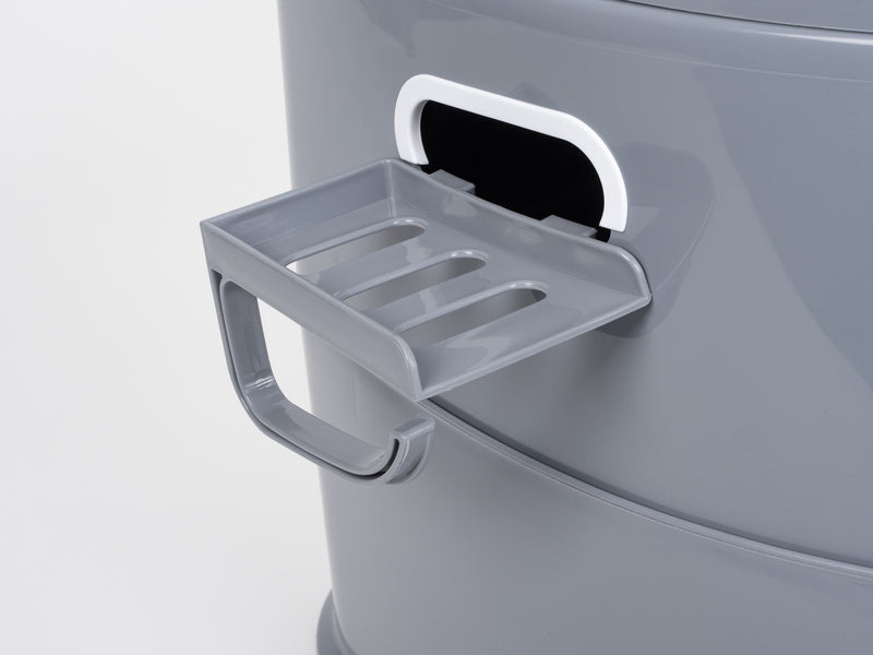 Mit Toilettenpapierhalter und Soft-Close-System