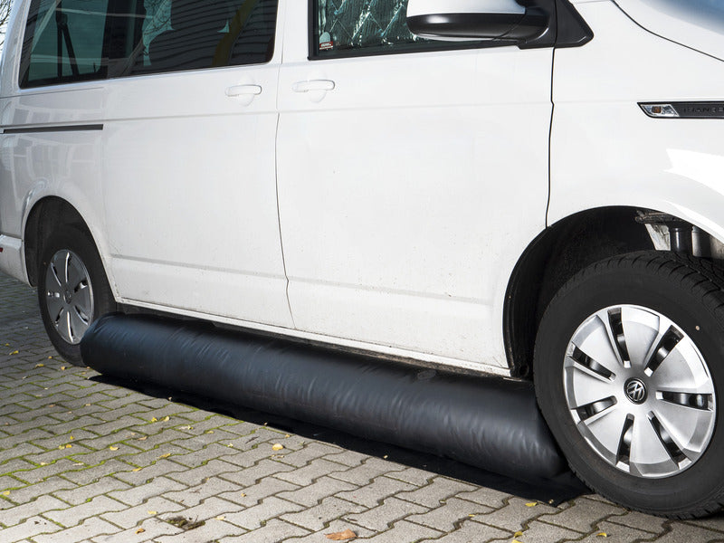 Schützt beim Sitzen vor dem Fahrzeug vor Zugluft